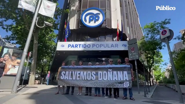 Vídeo | Ecologistas protestan frente a la sede del PP para denunciar las nefastas políticas en Doñana