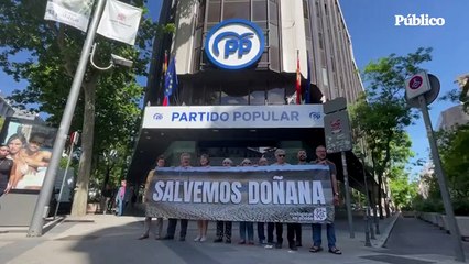 Télécharger la video: Vídeo | Ecologistas protestan frente a la sede del PP para denunciar las 