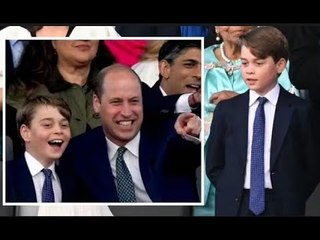 I fan affermano che il "povero" principe George sembra "legato" con indosso una cravatta da 20 sterl