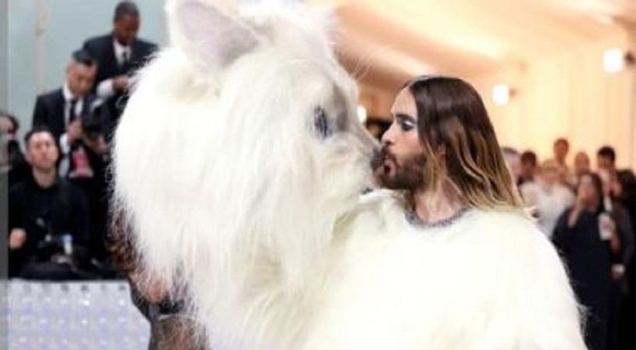 متنكراً في زي قطة بعيون زرقاء… إطلالة غريبة للممثل جاريد ليتو في "ميت غالا" 2023