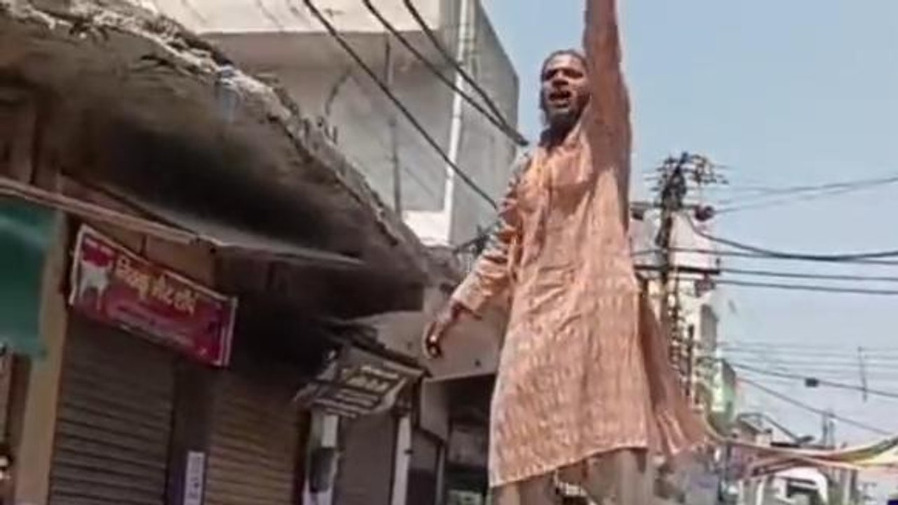 मामूली टक्कर पर बिफरा युवक, कार पर चढ़ किया हाई वोल्टेज़ ड्रामा, देखें वीडियो