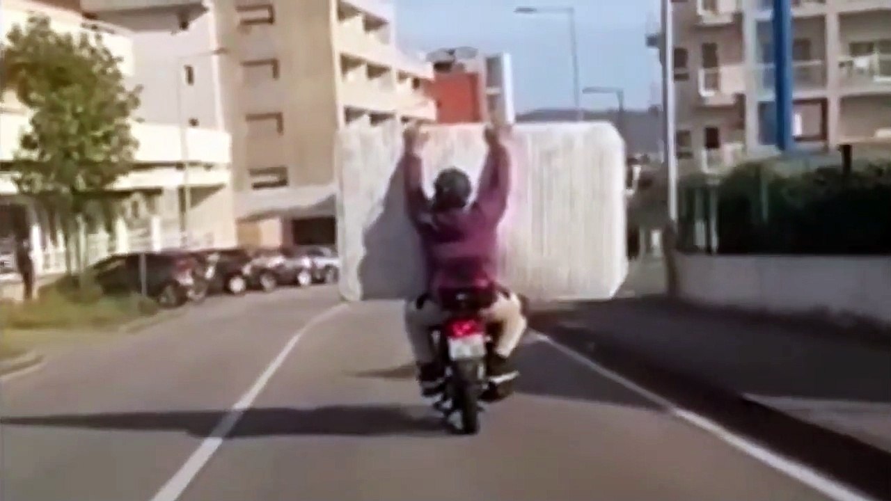 Transportam colchão pelo centro de Viana do Castelo numa mota