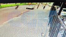 Vídeo mostra carro fazendo conversão à esquerda e batendo com moto