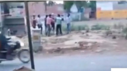 आगरा: दबंगों ने युवक को जमकर पीटा, लाइव वीडियो वायरल