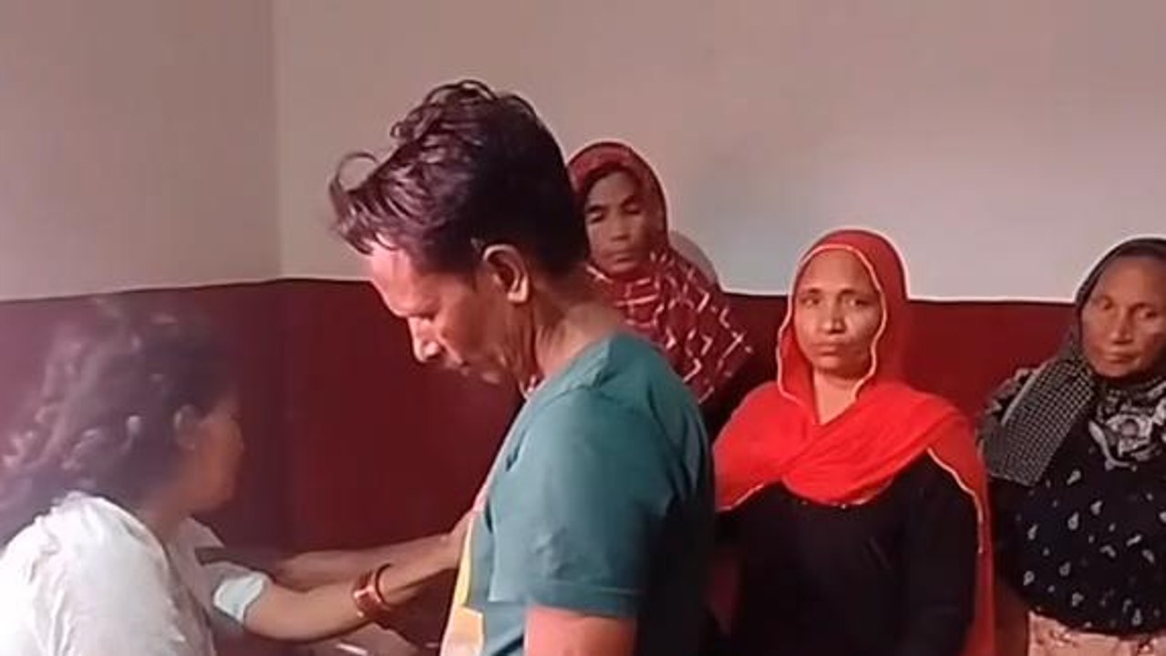 तेज रफ्तार कार बाइक को टक्कर मारते हुए चाय के होटल में घुसी, 3 लोग घायल