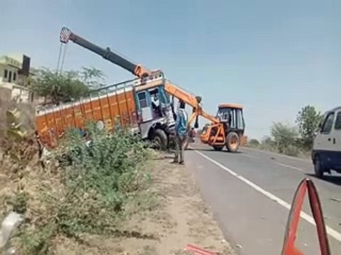 Accident: हाइवे पर दो ट्रकों में भिड़ंत, एक ट्रक के सहचालक की मौत, चालक घायल