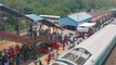 वीडियो स्टोरीः उरकुरा स्टेशन पर यात्रियों की भीड़, प्लेटफार्म छोटा इसीलिए दो बार रोकी ट्रेन