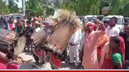 लखीसराय: पंचायत उपचुनाव में नामांकन कराने अलग अंदाज में पहुंचे प्रत्याशी, देखें वीडियो