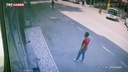 Binanın enkazı kontrollü yıkım sırasında caddeye devrildi