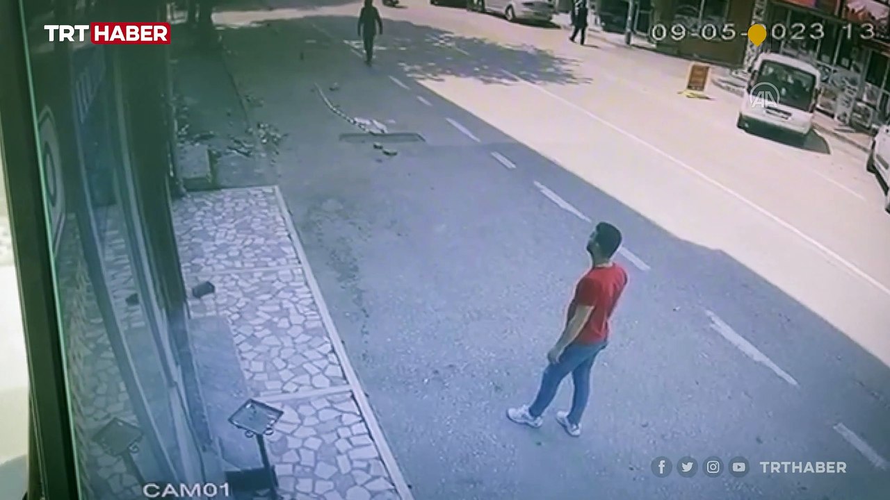 Binanın enkazı kontrollü yıkım sırasında caddeye devrildi