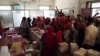 भुगतान नहीं मिला तो नगरपालिका कार्यालय में दिया धरना