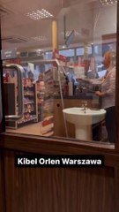 Les toilettes de cette station service ont une vitre sans teint... un peu perturbant