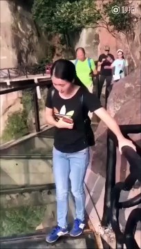 Ce papa fait une vilaine blague à sa fille en panique... Cruel