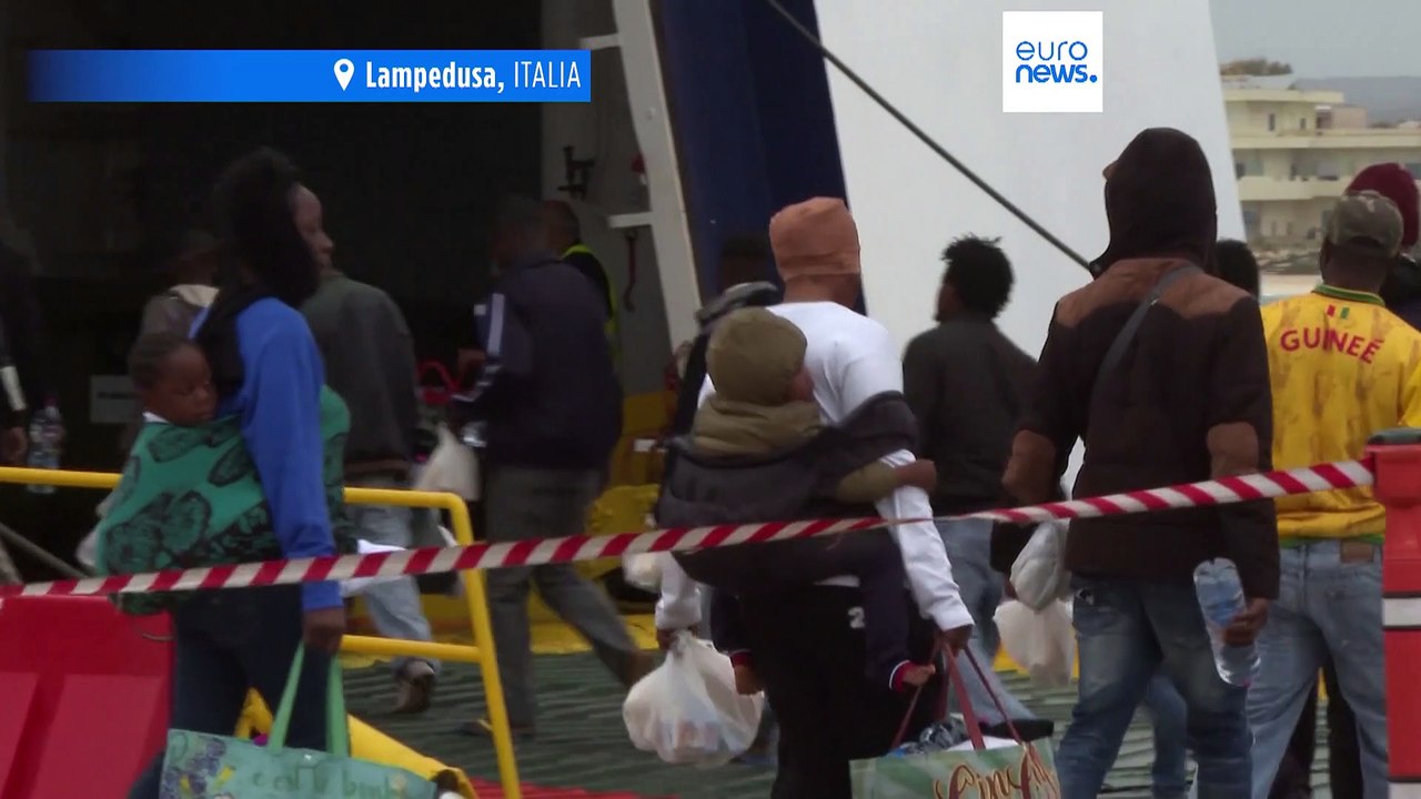 Avviato il piano di evacuazione dei migranti dall’hotspot di Lampedusa