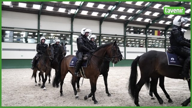 Le roi Philippe a découvert les nouvelles installations de l’Escorte royale à cheval à Rebecq