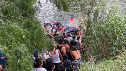 Download Video: Así cruzan el río Bravo los migrantes para llegar a EE. UU. en medio del levantamiento del Título 42