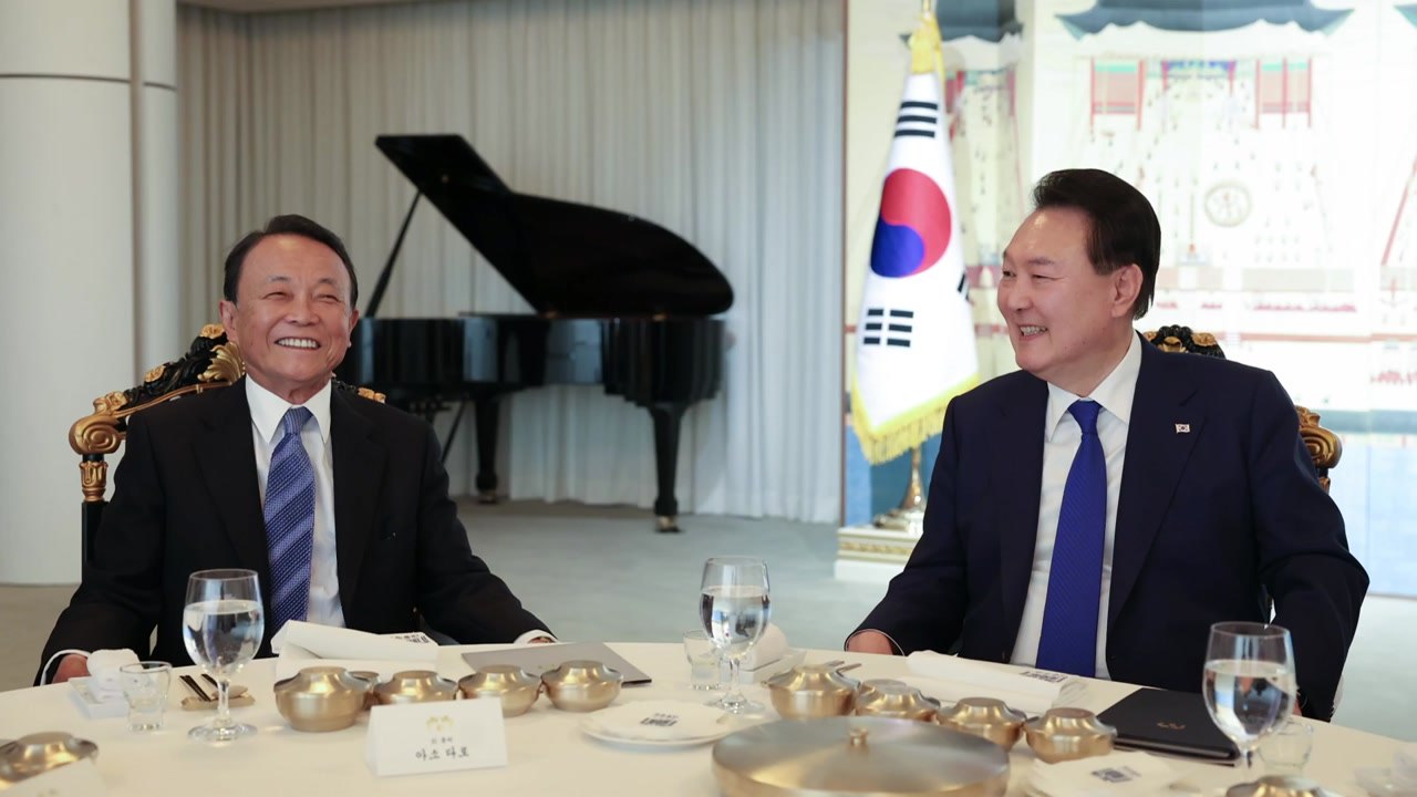 尹, 日 아소 전 총리와 관저 만찬..."한일관계 발전 힘써달라" / YTN