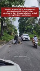 Viralll!!!, kondisi di Jl. Ambarawati, Mas-Lodtunduh, Ubud. Jalan berlubang dan dipasangi drum untuk menghindari kecelakaan.