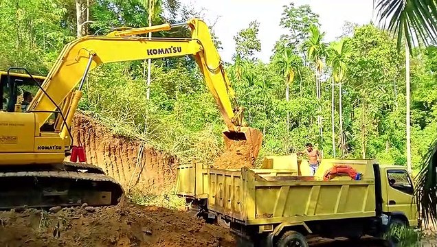 Precision Truck Loading with Komatsu PC 195 LC Excavator