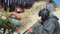 De México a EEUU, migrantes comen a “domicilio” en el muro fronterizo