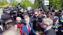 Warschau: Ein Meer ukrainischer Fahnen versperren Russlands Botschafter den Weg