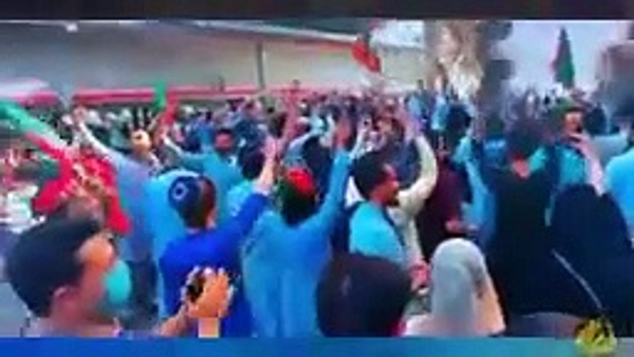 پشاورعوام کور کمانڈر ہاوٗس پہنچ گئی پشاور عوام کے سمندر نے پشاور کو بند کر د_144p