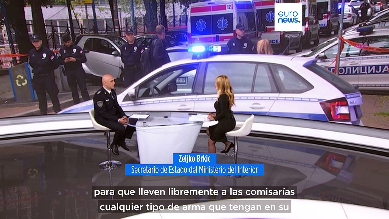 No a las armas en Serbia. ciudadanos serbios entregan sus armas en comisarías