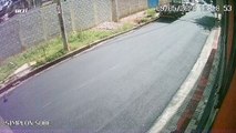 Caminhão-baú puxa fios e poste cai em rua de BH