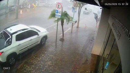 Câmera filma momento que cobertura de posto desaba durante temporal em Ibiporã
