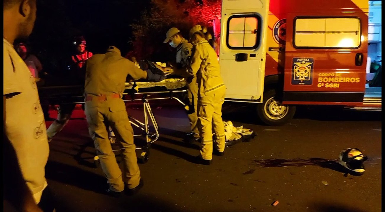Umuarama: Motociclista fica gravemente ferido após bater em carro parado na avenida Goiânia