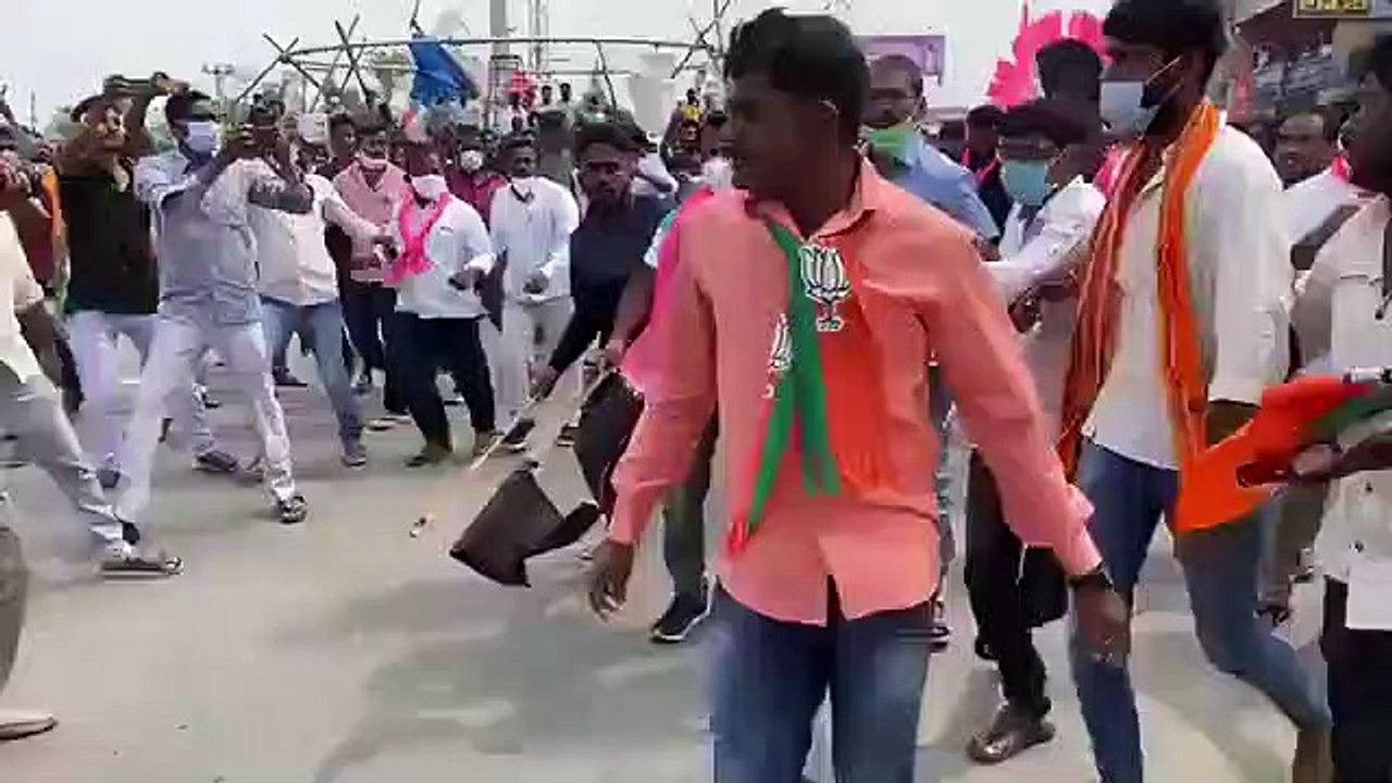 BJP के कार्यकर्ताओं को ग्रामीणों ने दौड़ा-दौड़ा कर पीटा #कर्नाटक का विडियो बताया जा रहा है वायरल ,, #KarnatakaAssemblyElection2023