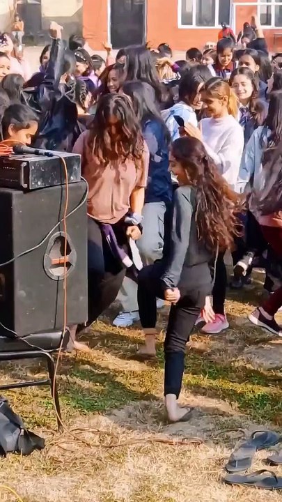 हिन्दू बहनों ने किया पठान मेरी जान पर जबरदस्त डांस