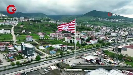 'Dünyanın en büyük kulüp bayrağı' göndere çekildi!
