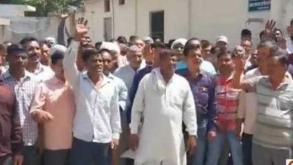 शामली: सैलरी ना मिलने से नाराज शुगर मिल कर्मचारियों ने काटा हंगामां, दी ये धमकी