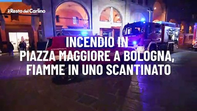 Incendio in piazza Maggiore a Bologna, fiamme in uno scantinato