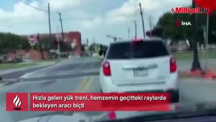 Tren rayların üzerindeki araca çarptı, 3 kişi son anda kurtuldu