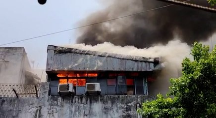 রাজভবনের সামনে বহুতলে বিধ্বংসী আগুন!রাজ্যপালের পর ছুটলেন মুখ্যমন্ত্রীও | Oneindia Bengali
