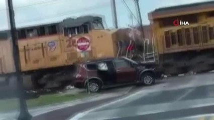 Tren rayların üzerindeki araca çarptı, 3 kişi son anda kurtuldu