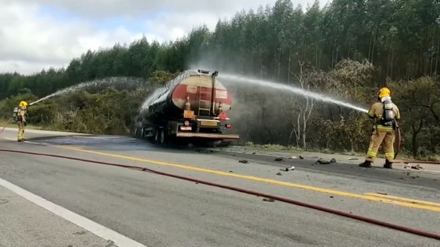 Caminhão tanque pega fogo depois de acidente na BR-251