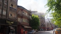 Malatya'da deprem hasarlı binanın çatısında yangın çıktı