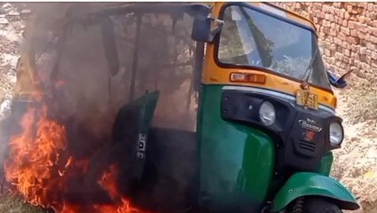 मैनपुरी: शॉट सर्किट होने से टेंपो में लगी भीषण आग, देखें लाइव वीडियो