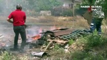 Evlere yönelen otluk yangını mahalleliyi korkuttu! Vatandaşlar bahçe hortumlarıyla müdahale etti