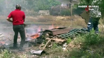 Evlere yönelen otluk yangını mahalleliyi korkuttu! Vatandaşlar bahçe hortumlarıyla müdahale etti
