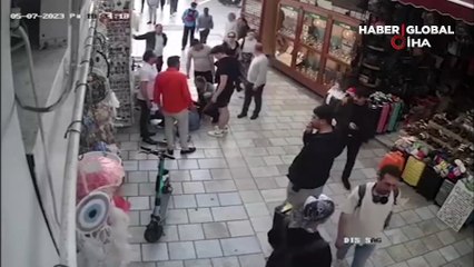 Kalabalığın arasında seyreden scooter'lı genç, kadına böyle çarptı
