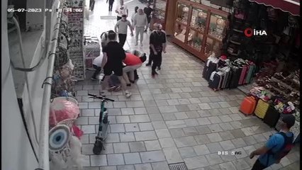 Kalabalığın arasında seyreden scooter genç kadına böyle çarptı