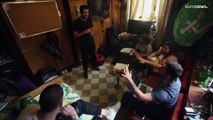أول فريق ستاند-أب كوميدي في سوريا يواجه أزامتها بالدعابات بعيداً عن السياسة والدين