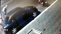 Vídeo mostra motociclista ficando ferido após bater contra carro estacionado