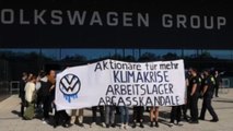 Activistas climáticos interrumpen en la junta de accionistas de Volkswagen