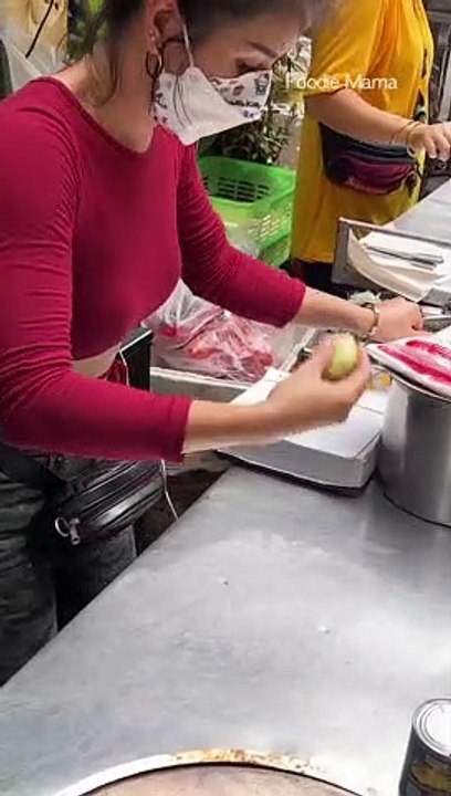 The_hottest_Roti_Lady_in_Bangkok_-_Chocolate_Roti___Sala_Daeng_BTS_Station_%23shorts(1080p60)
