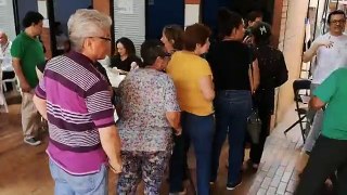 Votantes en el Colombo Americano de Santa Anita